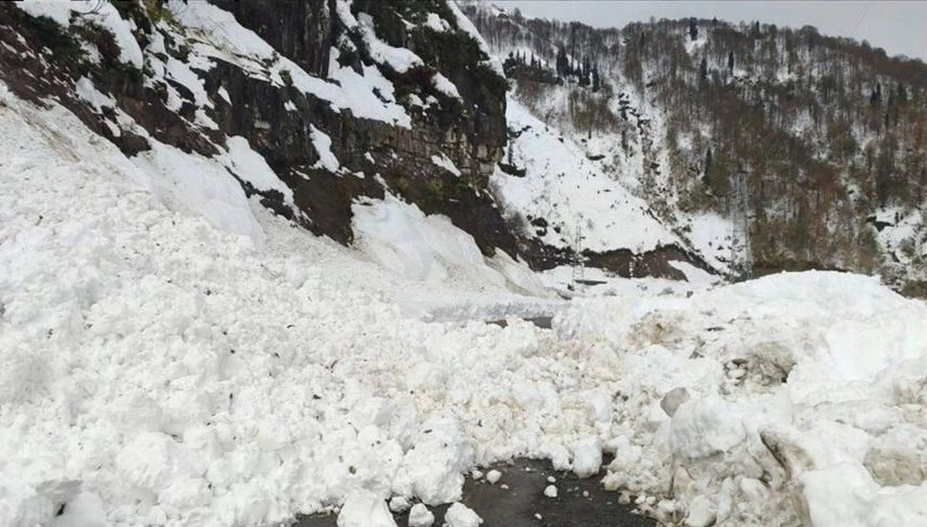 Borçka’da çığ: Köy yolları kapandı