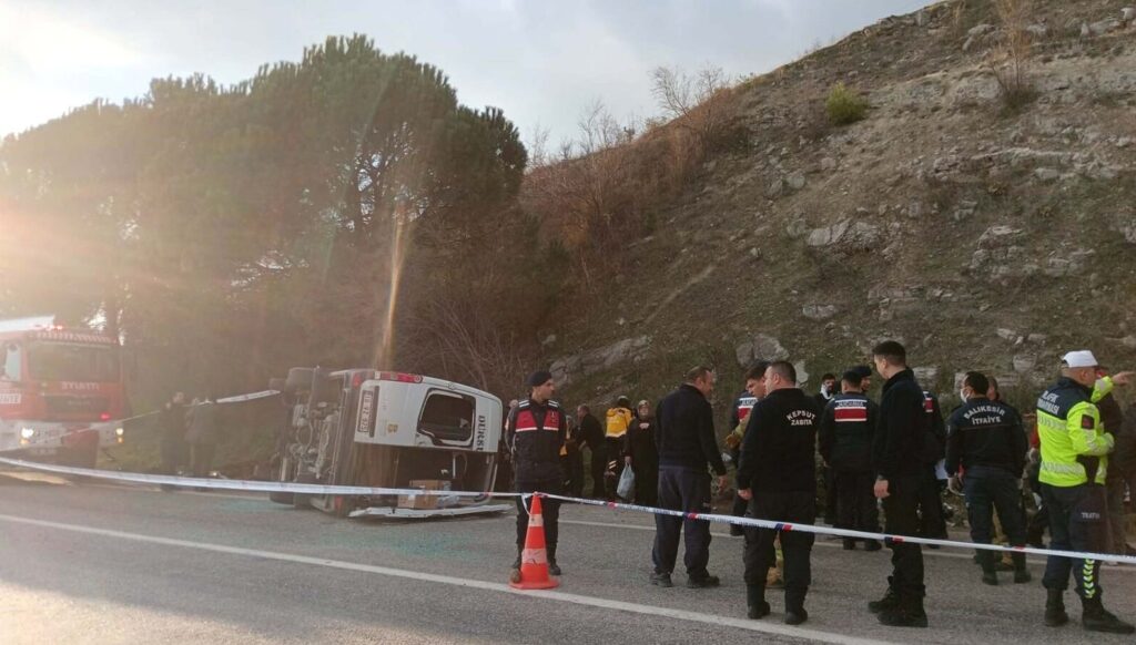 Yolcu midibüsü otomobile çarptı: 2 ölü, 21 yaralı